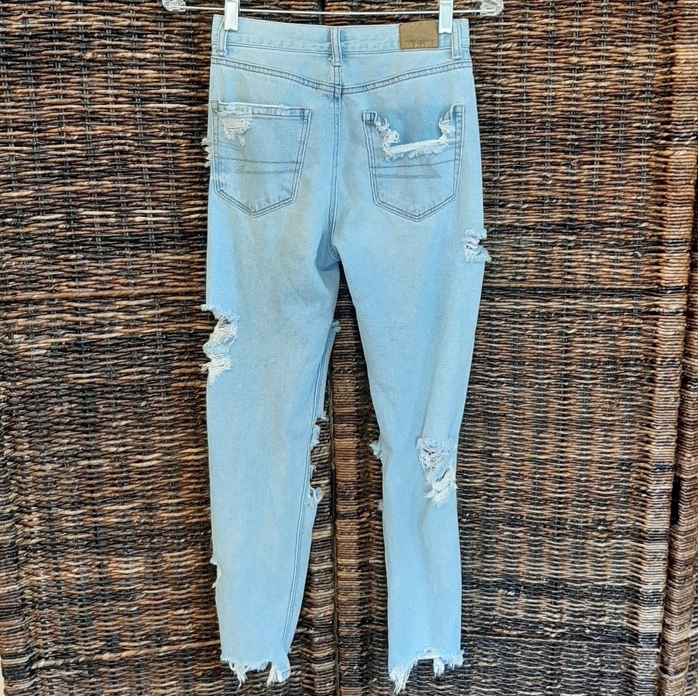 American Eagle Size 0 High Rise Destroyed Mom Jean Light Wash Ripped Distressed - Picture 4 of 10